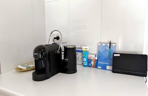 Hallett Cove Villa | Sunset Ocean Deck, Garden BBQ, Fast Wi-Fi, Walk to Beach – Romantic Coastal Stay