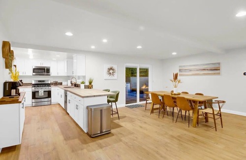 College East House | Sunset Paradise: Heated Pool/Hot Tub/Playground/Pizza Oven/BBQ/Firepit/NO TAX