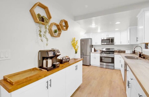 College East House | Sunset Paradise: Heated Pool/Hot Tub/Playground/Pizza Oven/BBQ/Firepit/NO TAX
