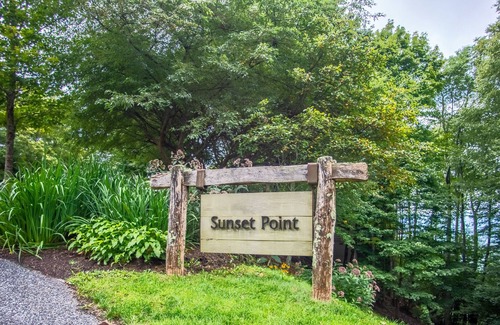 Burnsville Villa | Sunset Point Villa- Club Access