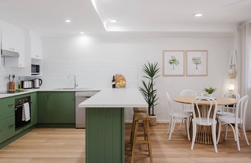 Mollymook Beach Apartment | Sunset Poolside - Stay 3, Pay 2 - Winter Specials!