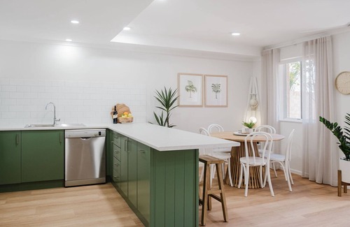 Mollymook Beach Apartment | Sunset Poolside - Stay 3, Pay 2 - Winter Specials!