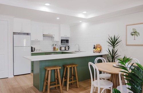 Mollymook Beach Apartment | Sunset Poolside - Stay 3, Pay 2 - Winter Specials!