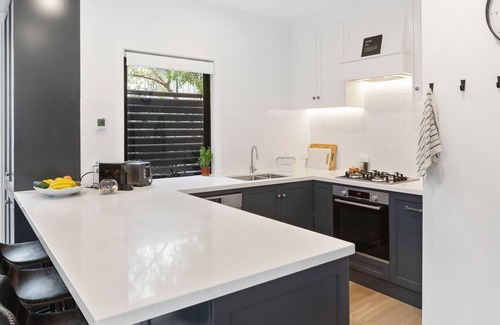 Mornington House | Sunset Seaside Sanctuary