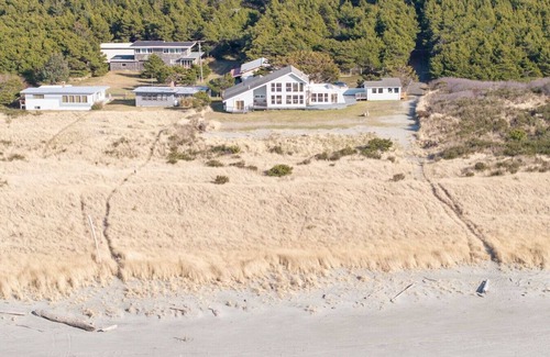 Westport House | Sunset Shores - Oceanfront Stay