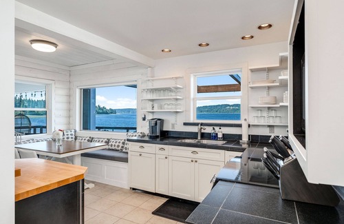 South Colby Cottage | Sunset Shores: Waterfront Cottage on Vashon Island