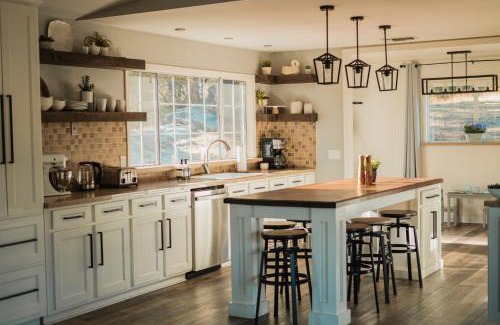 Ahwahnee Villa | Sunset Site Boulder Bliss HotTub by Casa Oso