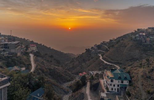 Kasauli House | Sunset Vibes! Near Mall Road Kasauli by Alluring North