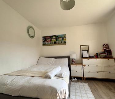 West Norwood Apartment | Sunset View 2BR Apartment - Beautiful London View & Free Parking