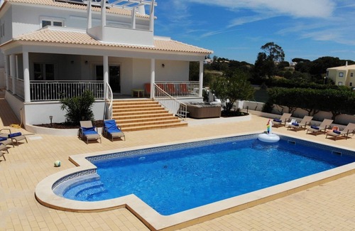 Olhos D'Agua Villa | Sunset Villa by Laranjal Rentals