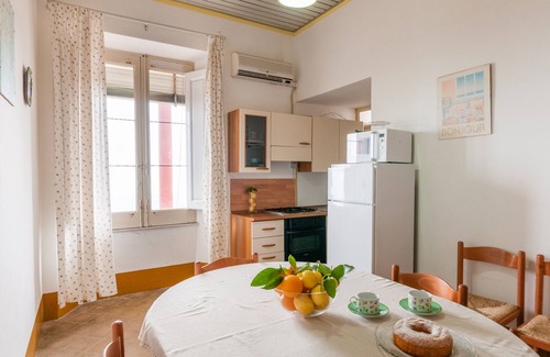 Coste House | SUNSHINE apartment in villa with pool