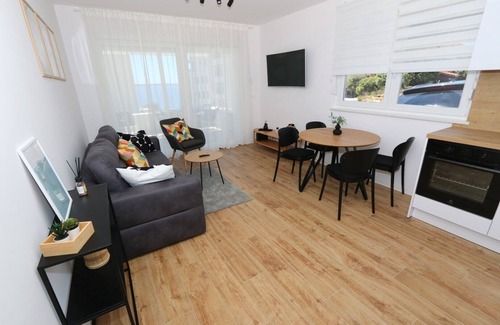 Mandre Apartment | Sunshine Apartment with a Private Pool by the Beach TWO – Mandre, Pag