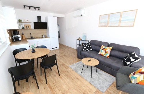 Mandre Apartment | Sunshine Apartment with a Private Pool by the Beach TWO – Mandre, Pag
