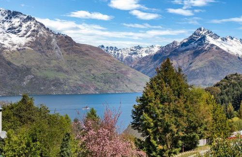 Sunshine Bay House | Sunshine Bay Lake Views