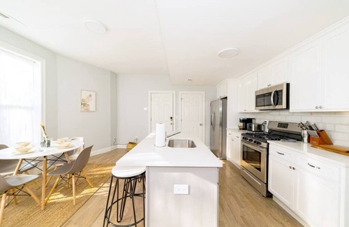 East Rock Apartment | Sunshine Central | Yale | 3BR | Prking | Wshr/Dryr