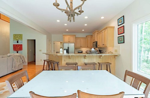 Drasco House | Sunshine Chalet- A Beautiful Lakefront!