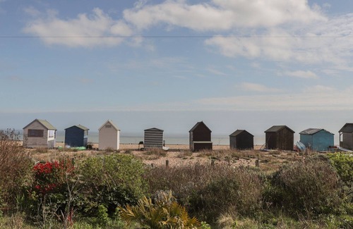 Martin Cottage | SUNSHINE CHALET (NO 85), family friendly, with pool in Kingsdown