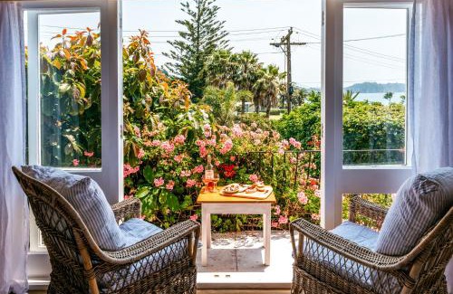 Onetangi House | Sunshine Cottage by the Sea - Stay Waiheke