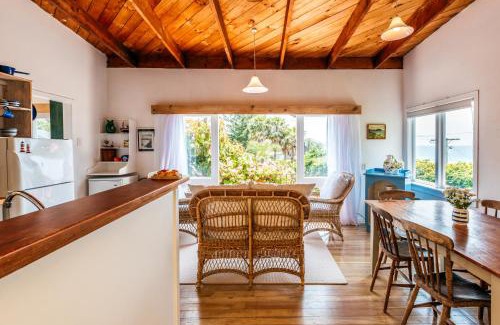 Onetangi House | Sunshine Cottage by the Sea - Stay Waiheke