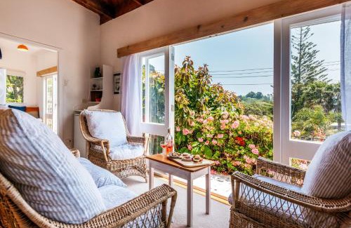Onetangi House | Sunshine Cottage by the Sea - Stay Waiheke