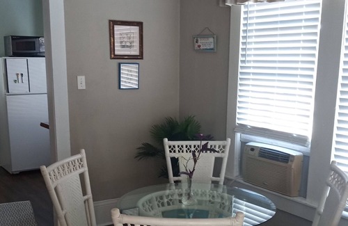 Historic District Apartment | Sunshine Door Inn close to Beach & Marina, Shopping, Farmers Market, Restaurants