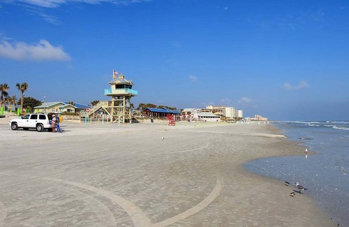 Historic District Apartment | Sunshine Door Inn close to Beach & Marina, Shopping, Farmers Market, Restaurants