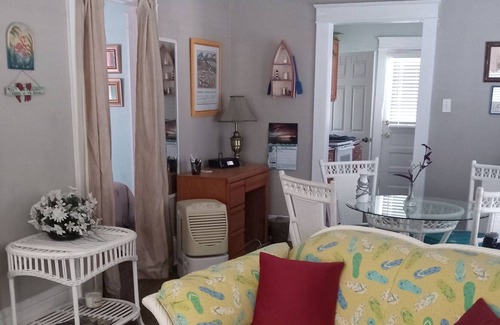Historic District Apartment | Sunshine Door Inn close to Beach & Marina, Shopping, Farmers Market, Restaurants