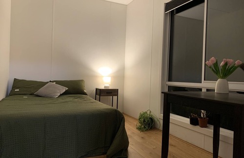Coburg Apartment | Sunshine Home on the Creek