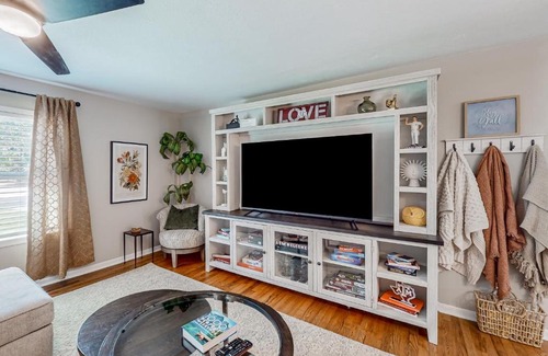 College Hills Estates House | Sunshine House Texas & Sunshine House Texas Hideaway