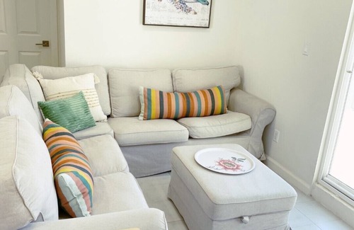 Van Nuys House | Sunshine on Sylvan!