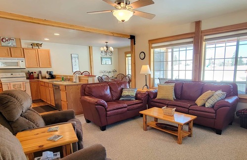 Winthrop House | Sunshine Station - 3 bedroom Winthrop Townhouse