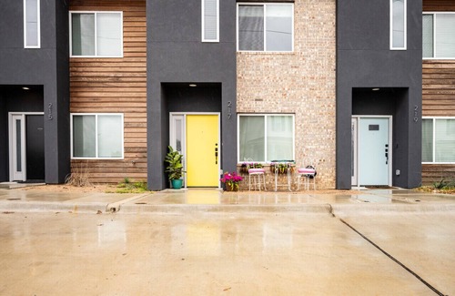 Downtown House | Sunshine Townhome - 1BR/1.5 BA 1 Block to Downtown Bryan