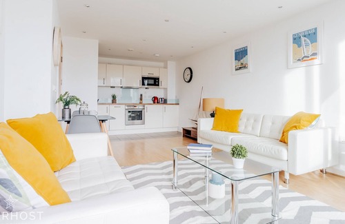 Portsmouth Apartment | Super 1 Bedroom Apartment with balcony in Gunwharf Quays