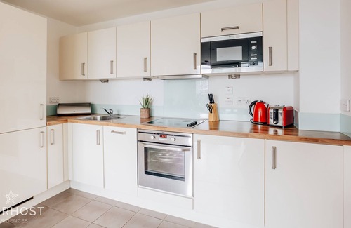 Portsmouth Apartment | Super 1 Bedroom Apartment with balcony in Gunwharf Quays