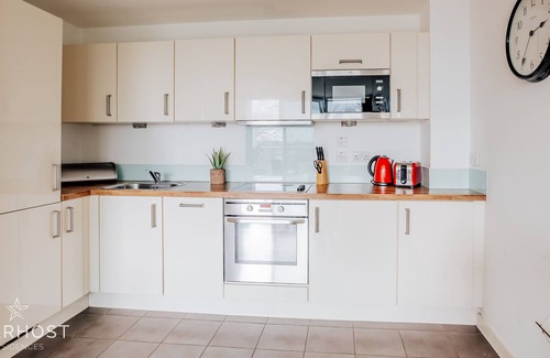Portsmouth Apartment | Super 1 Bedroom Apartment with balcony in Gunwharf Quays