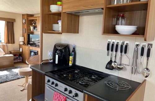 Heacham Ski Chalet | Super 3 Bedroom Pet friendly Caravan with Decking