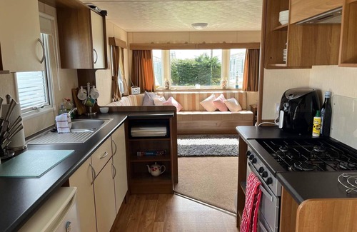 Heacham Ski Chalet | Super 3 Bedroom Pet friendly Caravan with Decking