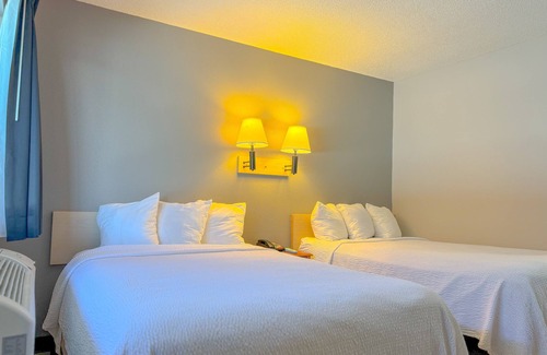 Iowa River Landing Hotel | Super 7 Motel