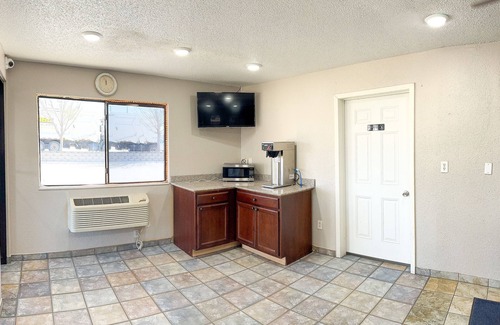 Iowa River Landing Hotel | Super 7 Motel
