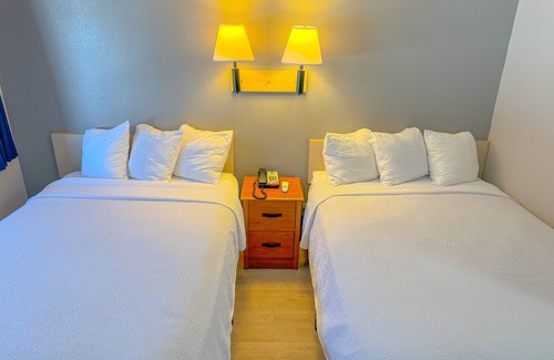 Iowa River Landing Hotel | Super 7 Motel