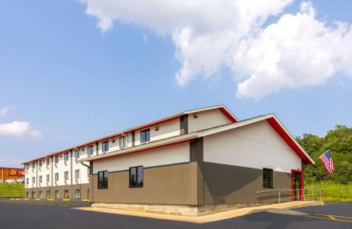 Barton Hotel | Super 8 by Wyndham St. Clairsville OH/Wheeling WV Area