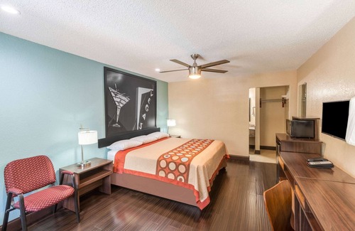 North Loop Hotel | Super 8 by Wyndham Austin University/Downtown Area