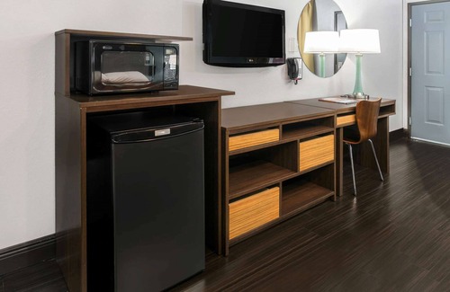 North Loop Hotel | Super 8 by Wyndham Austin University/Downtown Area