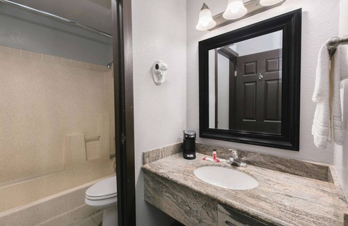 North Loop Hotel | Super 8 by Wyndham Austin University/Downtown Area