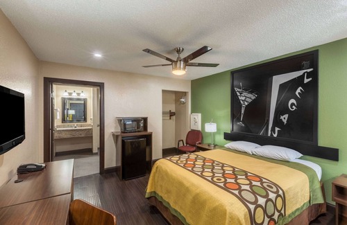 North Loop Hotel | Super 8 by Wyndham Austin University/Downtown Area