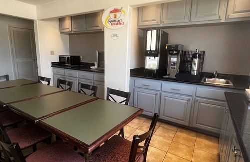 McNair Hotel | Super 8 by Wyndham Baytown/I-10