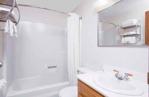 Clear Lake Hotel | Super 8 by Wyndham Clear Lake