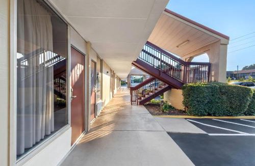 Commerce Hotel | Super 8 by Wyndham Commerce