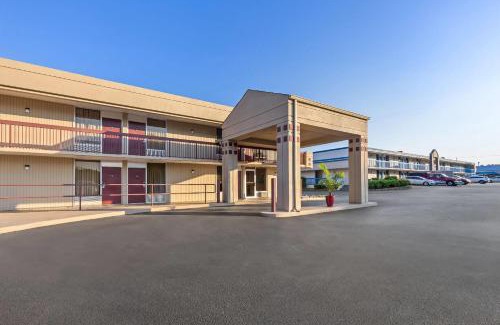 Commerce Hotel | Super 8 by Wyndham Commerce