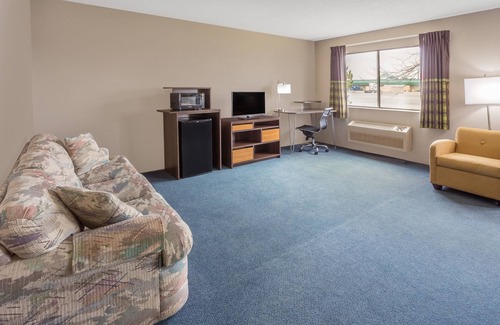 Eagle Creek Hotel | Super 8 by Wyndham Hebron Lowell Area